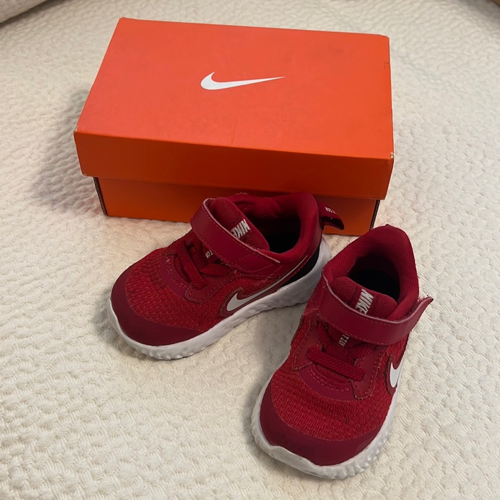Nike Revolution 5